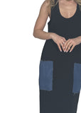 Vestido de mujer coral con bolsillos de tela vaquera